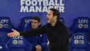 Manajer tim Chelsea, Frank Lampard tidak puas atas keputusan wasit dalam laga lanjutan Liga Inggris 2020/21 pekan ke-19 melawan Leicester City di King Power Stadium, Leicester, Selasa (19/1/2021). Chelsea kalah 0-2 dari Leicester City. (AFP/Rui Vieira/Pool)