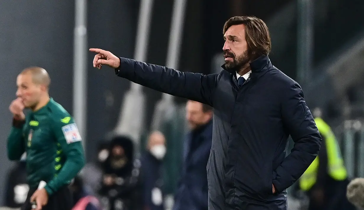 Pelatih Juventus, Andrea Pirlo menginstruksikan pemainnya saat bertanding melawan Cagliari pada pertandingan lanjutan Liga Serie A Italia di stadion Juventus di Turin (21/11/2020). Juventus menang atas Cagliari 2-0. (AFP/Miguel Medina)