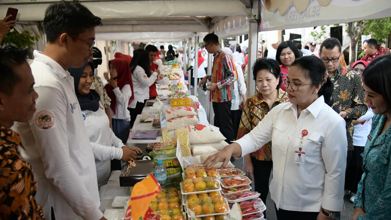 Wali kota Semarang, Agustina Wilujeng saat meninjau bazar UMKM di Kota Semarang