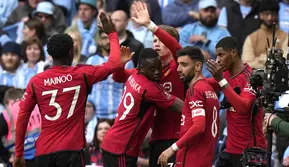 Selebrasi para pemain Manchester United merayakan gol pertama ke gawang Coventry City yang dicetak Scott McTominay (tengah) pada laga semifinal Piala FA 2023/2024 di Wembley Stadium, London, Minggu (21/4/2024). (AP Photo/Alastair Grant)