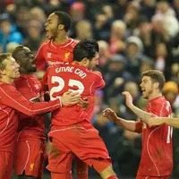 Tak hanya pandai menggocek bola, beberapa pemain Liverpool juga memiliki wajah ganteng yang menghipnotis para wanita. 