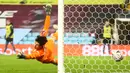 Kiper Aston Villa, Akos Onodi gagal menjangkau bola hasil sepakan gelandang Liverpool, Georginio Wijnaldum yang menghasilkan gol kedua dalam laga babak ke-3 Piala FA 2020/21 di Villa Park, Birmingham, Jumat (8/1/2021). Aston Villa kalah 1-4 dari Liverpool. (AFP/Hannah McKay/Pool)