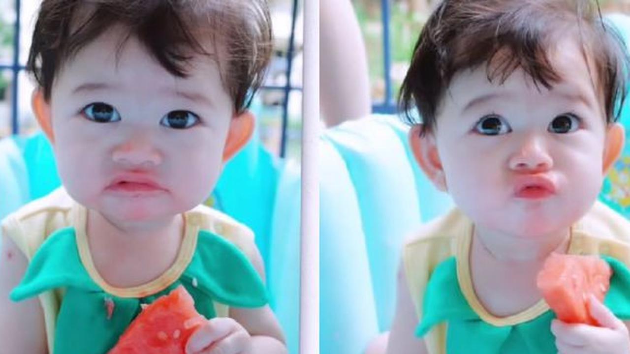 5 Potret Baby Biel Anak Denny Sumargo dan Olivia Allan Menggemaskan Makan Semangka