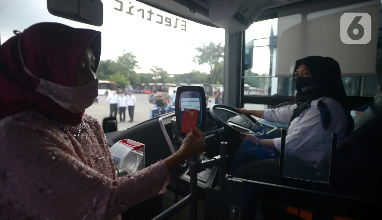 Penumpang menaiki bus listrik Transjakarta saat peluncuran di Terminal Kampung Rambutan, Jakarta, Rabu (8/6/2022). Bus listrik itu akan melalui rute di jalur non Bus Rapid Transit (BRT) yang belum pernah dilalui bus listrik. (merdeka.com/Imam Buhori)