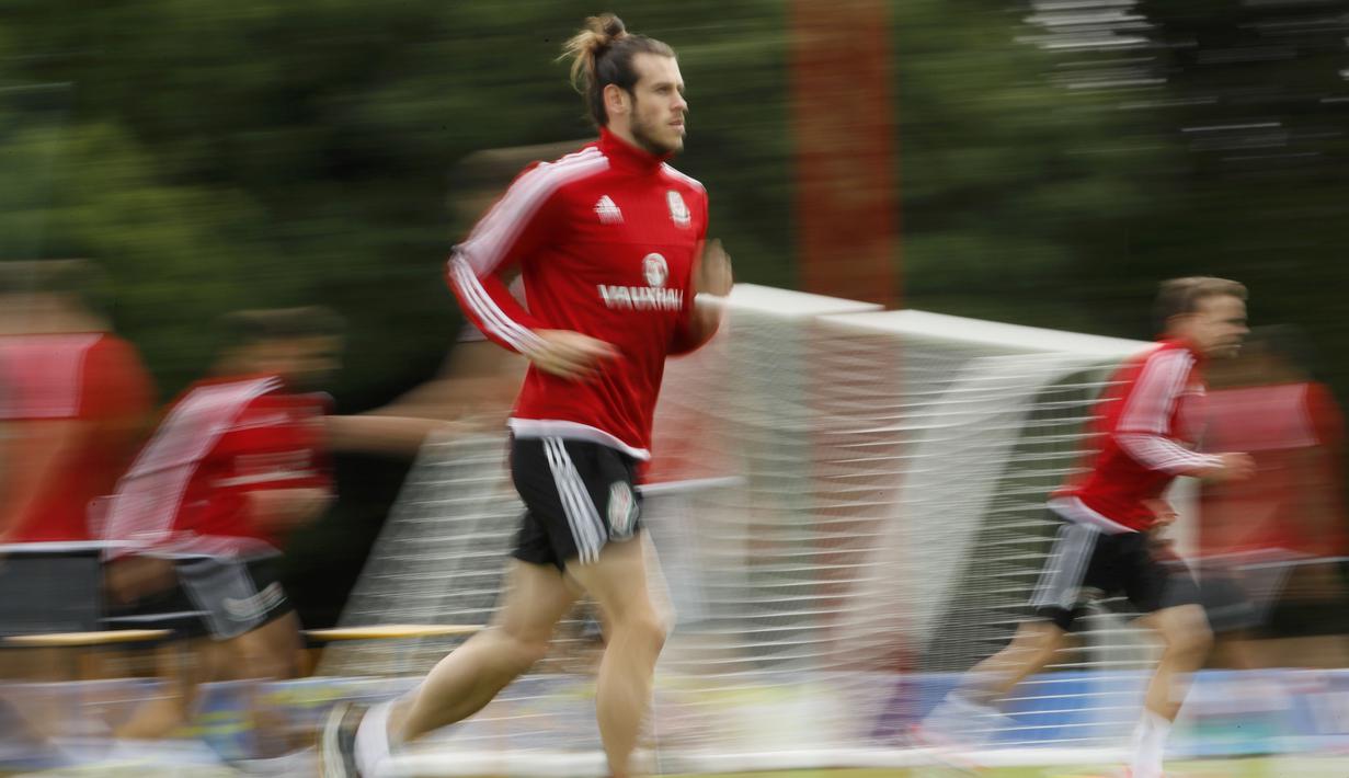 Gareth Bale serius berlatih bersama rekan-rekannya guna persiapan melawan Belgia pada perempat final Piala Eropa 2016 di COSEC Stadium, Dinard, Prancis, (28/6/2016). (REUTERS/Gonzalo Fuentes)