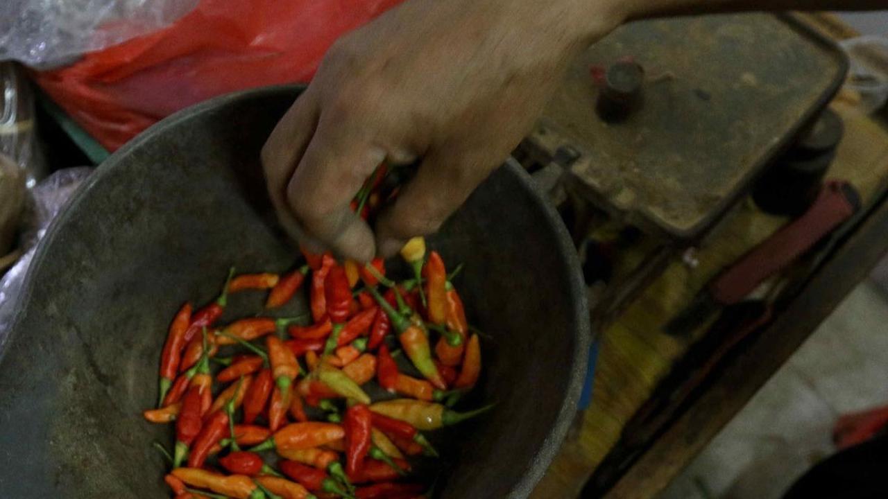 Menjelang Natal dan Tahun Baru, harga cabai rawit mengalami kenaikan cukup tinggi. Bahkan, di beberapa daerah harga cabai rawit menyentuh Rp100 ribu per kilogram. Pedagang di Pasar Cibubur, Jakarta, mengatakan pada Rabu (6/12) bahwa harga cabai rawit kini