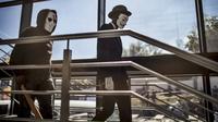 Dua cosplayer memakai topeng Anonymous dan Jason Voorhees berjalan saat menghadiri International Comic Con di Kyalami Race Course, Johannesburg, Afrika Selatan (14/9). (AFP Photo/Marco Longari)