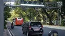 Kendaraan melintas di bawah mesin electronic road pricing (ERP) di Jalan Medan Merdeka Barat, Jakarta, Rabu (11/9/2019). Pemprov DKI menghapus anggaran APBD 2019 sebesar Rp40,9 miliar untuk jalan berbayar atau ERP setelah mendapatkan opini hukum dari Kejaksaan Agung. (Liputan6.com/Immanuel Antonius)