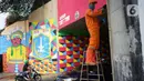 Petugas Penanganan Prasarana dan Sarana Umum (PPSU) Kelurahan Tebet Timur mempercantik tembok kolong jembatan Stasiun Kereta Api Cawang dengan membuat mural bernuansa kemerdekaan di Jakarta, Rabu (12/8/2020). Pembuatan mural untuk menyambut HUT ke-75 Kemerdekaan RI. (Liputan6.com/Immanuel Antonius)