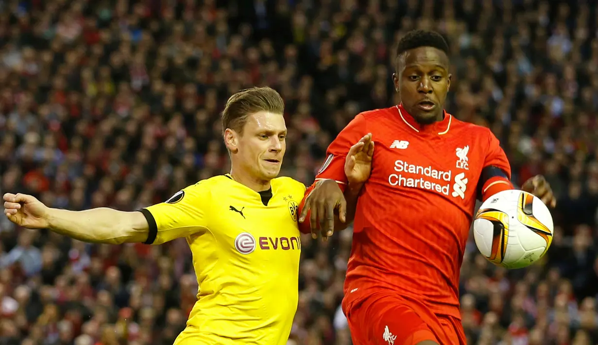 Penyerang Liverpool, Divock Origi (kanan) mengontrol bola dari kawalan bek Dortmund, Lukasz Piszczek di leg kedua Liga Europa di stadion Anfield, Inggris, (15/4). Liverpool menang dramatis atas Dortmund dengan skor 4-3. (Reuters/Carl Recine)