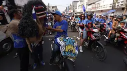 Reog yang terbuat dari karung goni ini berasal dari daerah Ujung Berung ini hadir bersama 25 orang anggotanya dalam Pawai Persib Juara Piala Presiden, Minggu (25/10/2015). (Bola.com/Nicklas Hanoatubun)