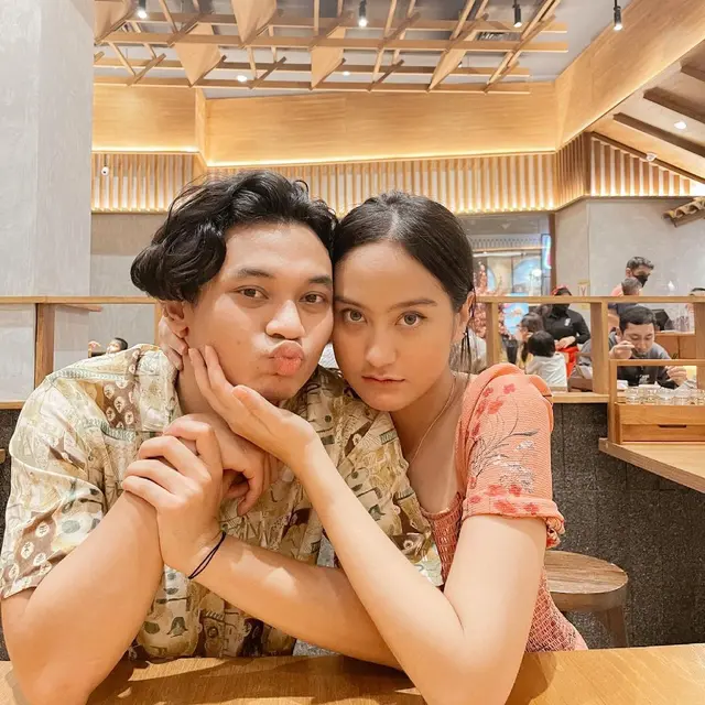 Pamer Foto Bak Lamaran, Ini 6 Potret Manis Salshabilla Adriani dan Yusuf Mahardika