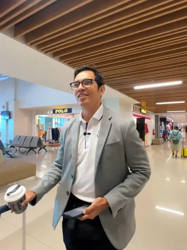 6 Gaya Adrian Maulana Saat Naik Transportasi Umum, Tetap Rapi dan Elegan