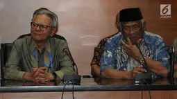 Mantan Pimpinan KPK, Erry Riyana Hardjapamekas dan Taufiqurrahman Ruki memberikan keterangan atas polemik Revisi UU KPK di Jakarta, Senin (16/9/2019). Mereka menanggapi rancangan UU KPK yang akan digodok DPR seharusnya menguatkan pemberantasan korupsi. (merdeka.com/dwi narwoko)