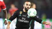 Pemain Real Madrid, Dani Carvajal menerima kartu kuning pada menit ke-41 sama seperti Bale saat melawan Barcelona dalam Piala Super Spanyol 2017 di Camp Nou stadium,Barcelona, (13/8/2017). Real Madrid menang 3-1. (AFP/ Dimitar Dilkoff)