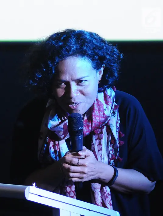 Produser film Mira Lesmana memberikan sambutan saat jumpa pers festival sinema Australia Indonesia di Jakarta, Jumat (8/3). Untuk pertama kalinya Bandung, Mataram, serta Lombok masuk dalam daftar. (Liputan6.com/Herman Zakharia)