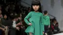  Seorang anak saat membawakan busana koleksi M.latin di Cina Fashion Week S/S 2016 di Beijing, Cina, Rabu (28/10/2015) .  Tingkah lucu anak - anak ini membuat gemas para penonton yang hadir. (REUTERS/Jason Lee)