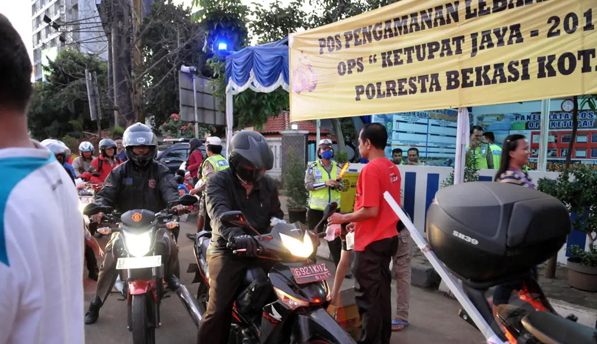 Selama musim mudik, pihak kepolisian mendirikan posko pengamanan di sepanjang Jalan Kalimalang, Jakarta, Kamis (24/7/14). (Liputan6.com/Panji Diksana)