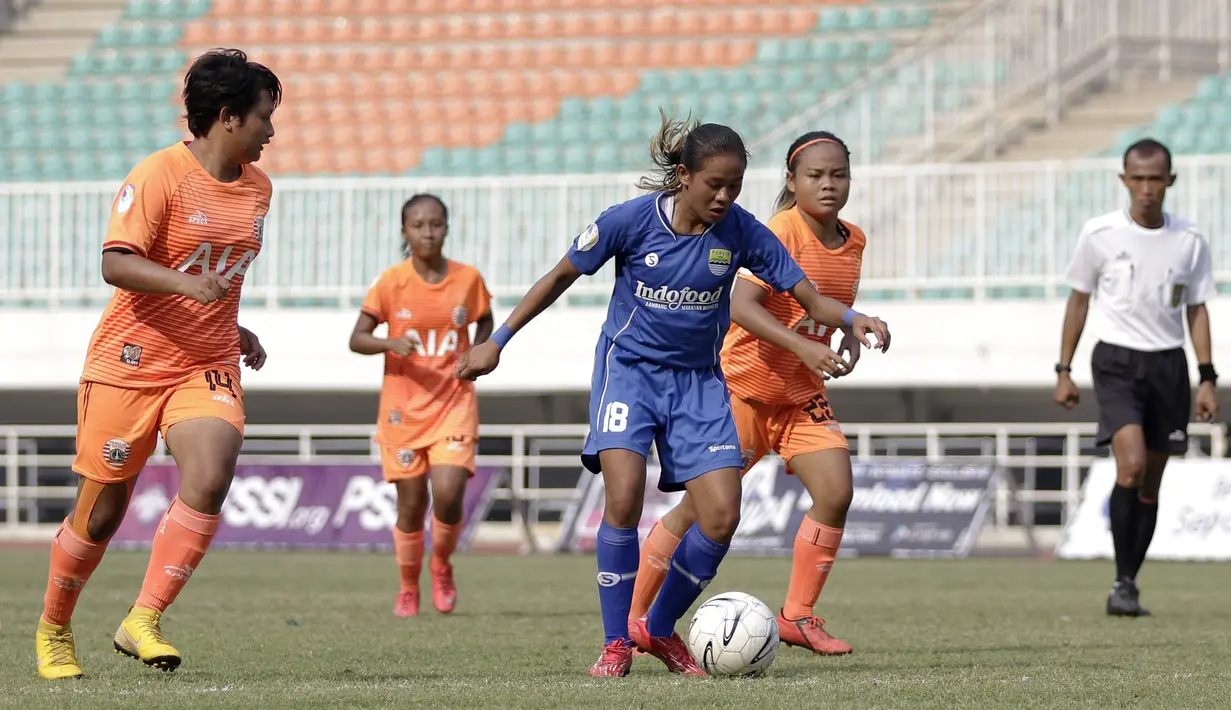 Striker Persib Bandung Putri, Risqiyanti, berusaha melewati pemain Persija Jakarta pada laga lanjutan Liga 1 Putri 2019 di Stadion Pakansari, Bogor, Kamis (7/11). Persib Putri menang 2-1 atas Persija Putri. (Bola.com/Yoppy Renato)