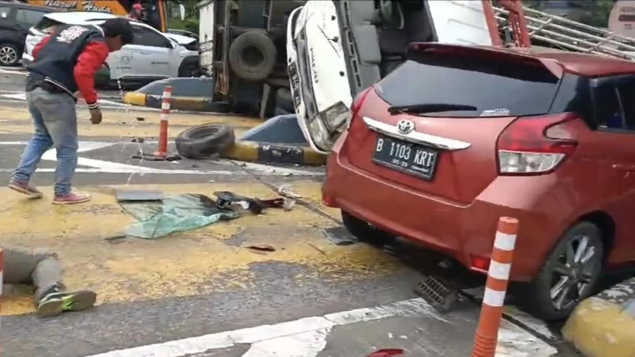 Polisi masih akan menyelidiki detail kecelakaan yang terjadi di TKP pertama itu. Namun, setelah kecelakaan pertama tersebut, truk mebel itu memacu kendaraannya dengan kencang ke arah gerbang tol.<br>
