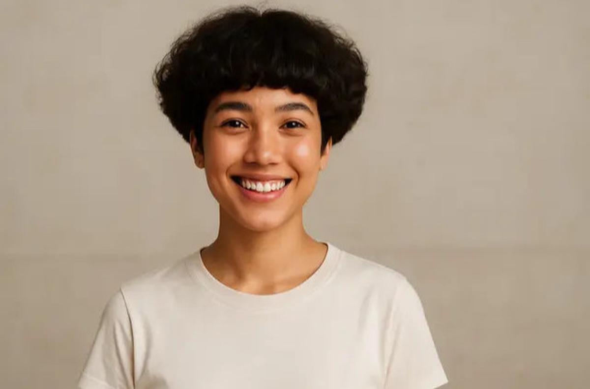 7 Potongan Rambut Pendek Keriting Mengembang, Tampil Fresh dan Natural