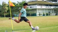 Selain&nbsp;lemparan&nbsp;jarak&nbsp;jauhnya, pemain&nbsp;Timnas&nbsp;Indonesia&nbsp;U-16, Fabio Azka Irawan, juga memiliki kemampuan set piece&nbsp;dan&nbsp;kerap ditunjuk pelatih mengeksekusi sepak pojok. (Bola.com/Radifa Arsa)&nbsp;&nbsp;&nbsp;
