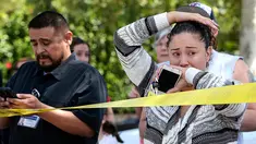Seorang ibu menangis setelah insiden penembakan di Sekolah Dasar North Park di San Bernardino, California, Senin (10/4). Dua orang dewasa, termasuk seorang guru, tewas dan dua orang siswa dalam kondisi kritis. (Rick Sforza/Los Angeles Daily News via AP)