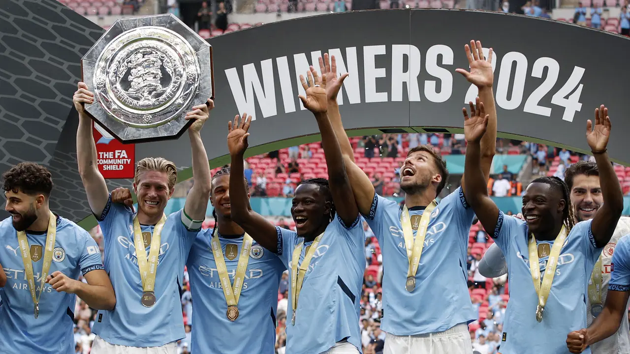 Foto: Tundukkan MU via Drama Adu Penalti, Man City Sabet Trofi Community Shield 2024