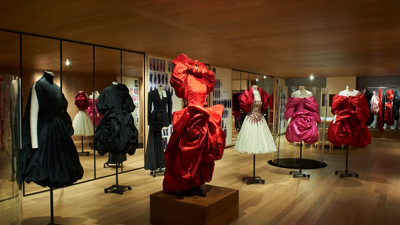 Alexander McQueen Terjemahkan Mawar dalam Instalasi Busana Roses di London