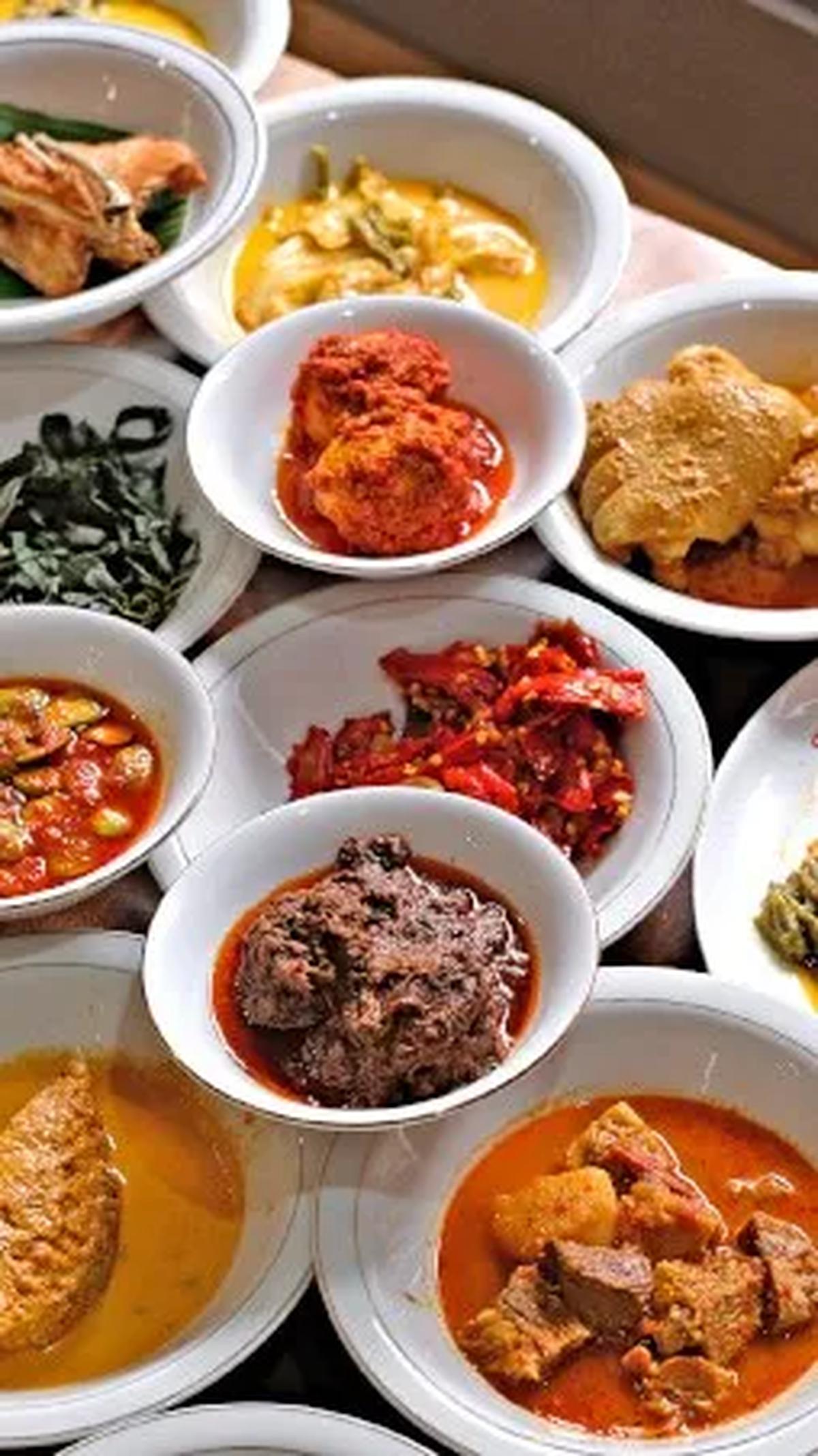Hingga berjalannya waktu, nasi padang pun dapat dinikmati oleh kaum pribumi. Para penjual nasi padang umumnya membungkus nasi dengan beragam sayur dan lauknya.