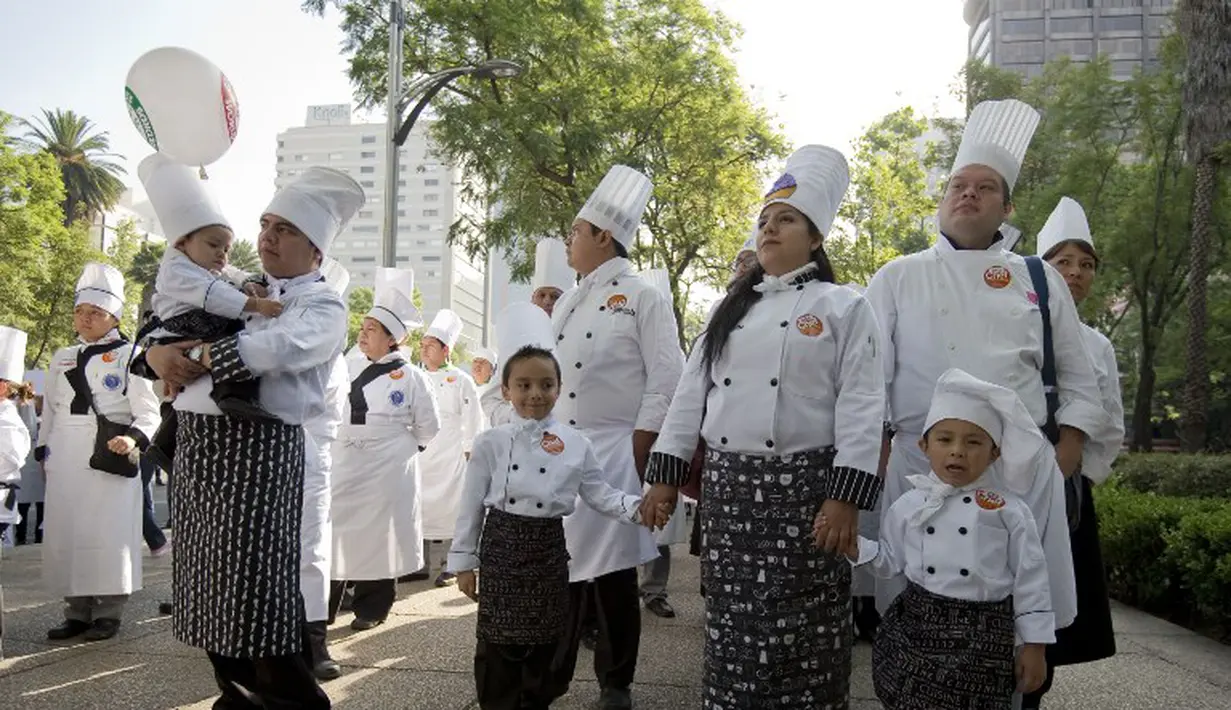  Beberapa koki juga mengajak anak mereka ikut berpartisipasi memecahkan rekor dunia, Mexico City, Sabtu (17/05/2014) (AFP PHOTO/Alfredo ESTRELLA).