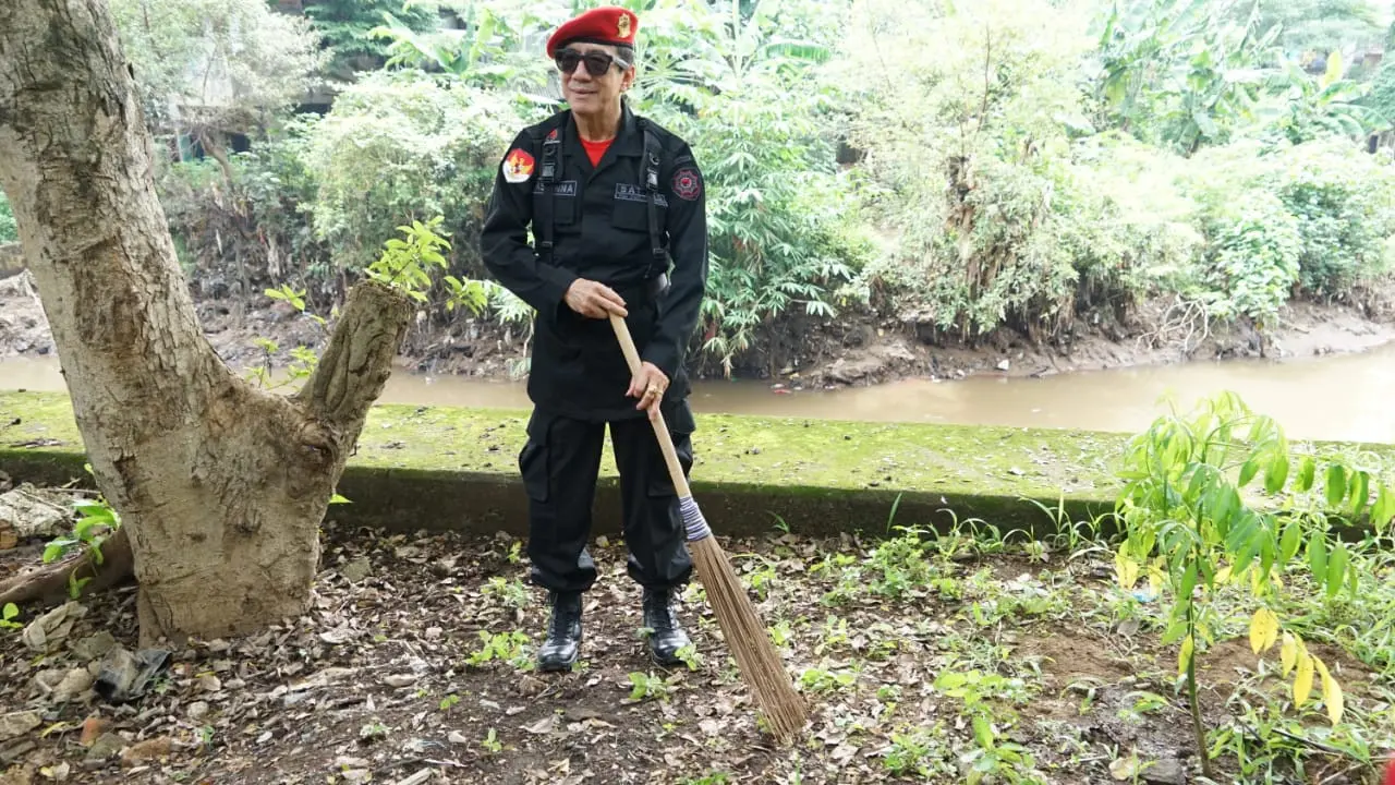 Ketua DPP PDIP, Yasonna H Laoly melakukan aksi bersih-bersih dan penanaman pohon di daerah aliran sungai (DAS) Ciliwung