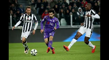 Duel panas terjadi di leg pertama semifinal Coppa Italia antara Juventus melawan Fiorentina di stadion Juventus, Turin,Italia, Rabu (5/3/2015). Fiorentina Menang 2-1 atas Juventus. (AFP PHOTO/Marco Bertorello)