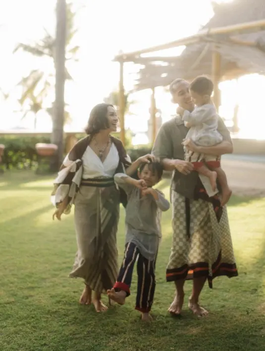 Ippe, suami dari Andien juga kerap bergaya etnik dengan kain batik. [Foto: Instagram/ Adien Aisyah]