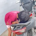 Viral Bocah Perempuan di Sukabumi Kecanduan Hirup Bensin