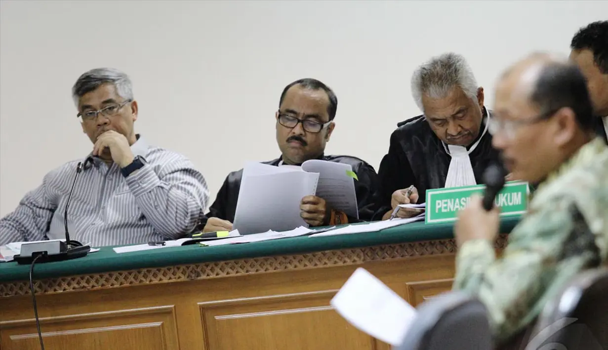 Total penghasilan resmi itu, ditransfer melalui BRI sebesar Rp 10,8 miliar. Sisanya diberikan melalui transaksi tunai, Pengadilan Tipikor Jakarta,Senin (12/5/2014) (Liputan6.com/Faizal Fanani).