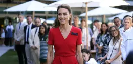Princess of Wales hadir di Royal Box Wimbledon 2026 dalam gaun merah Roland Mouret, dilengkapi tas Tusting, pumps Gianvito Rossi, serta perhiasan ruby (Photo by Andrew Matthews / POOL / AFP)