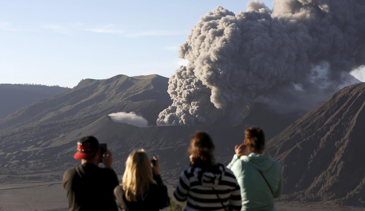 Seorang wisatawan mengabadikan gambar semburan abu vulkanik dari Gunung Bromo yang sedang erupsi di Ngadisari, Probolinggo, Jawa Timur, Rabu (6/1/2016). (REUTERS/Darren Whiteside)
