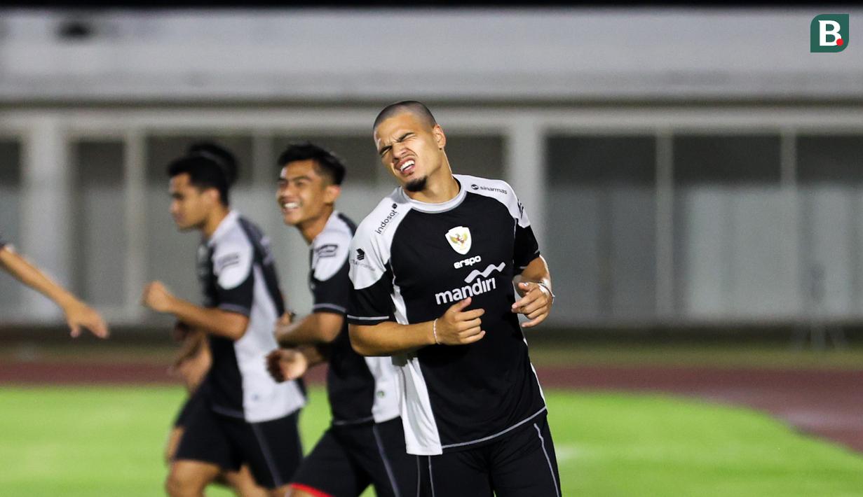 <p>Pemain Timnas Indonesia, Ragnar Oratmangoen mengikuti sesi latihan bersama skuad Timnas Indonesia di Stadion Madya, Senayan, Jakarta, Minggu (8/9/2024) sore jelang menghadapi Australia pada kualifikasi Piala Dunia 2026, Selasa 10 September 2024. (Bola.com/Abdul Aziz)</p>