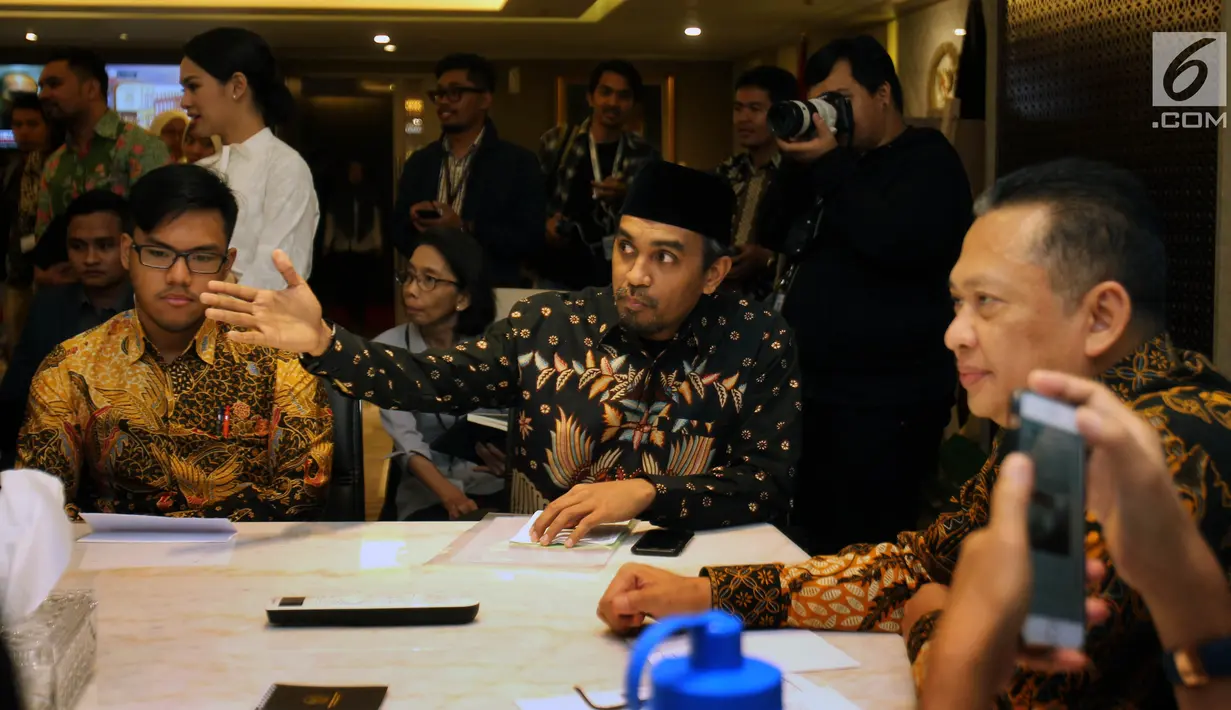 Glenn Fredly dan musikus lainnya menemui Ketua DPR Bambang Soesatyo di Kompleks Parlemen, Senayan, Jakarta, Senin (28/1). Pertemuan untuk meminta prioritas Program Legiislasi Nasional (Prolegnas) DPR 2019 dalam RUU Permusikan. (Liputan6.com/Johan Tallo)