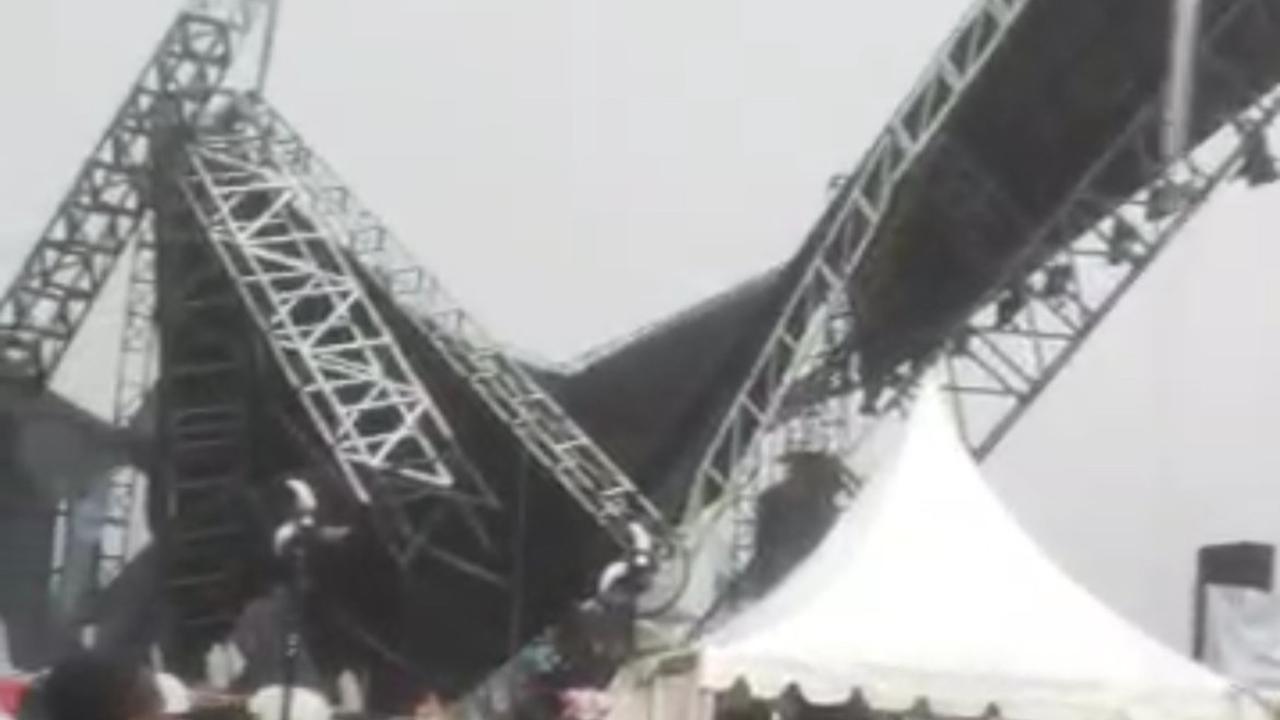 Panggung Kampanye Akbar Airin-Ade di Tangerang Ambruk