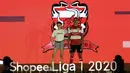 Pemain Madura United, Jaimerson Xavier, menunjukan jersey Madura United saat launching Shopee Liga 1 di Hotel Fairmont, Jakarta, Senin (24/2). Sebanyak 18 klub pamerkan jersey untuk kompetisi Shopee Liga 1 2020. (Bola.com/Yoppy Renato)