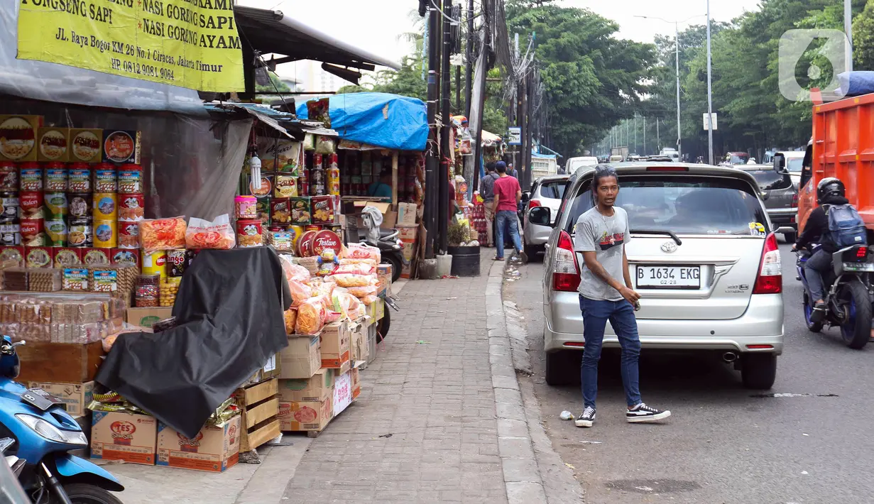 Sejumlah toko kue kering terlihat di kawasan Ciracas. (Liputan6.com/Herman Zakharia)