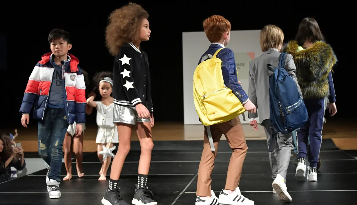 Para model cilik berjalan di atas catwalk selama petitePARADE  di Children's Club di Jacob Javits Center, New York, AS (9/1). (Mike Coppola/Getty Images for petitePARADE/AFP)