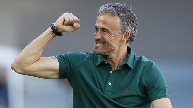 Pelatih Spanyol, Luis Enrique tampak puas timnya mampu menutup babak pertama dengan skor 2-0. (Foto: AP/Pool/Jose Manuel Vidal)