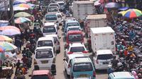 Sejumlah kendaraan terjebak macet di kawasan Pasar Kebayoran Lama, Jakarta, Selasa (11/5/2021). Sudah menjadi tradisi menjelang Idul Fitri 1442 H, warga belanja sembako dan daging untuk keperluan lebaran hingga membuat kawasan tersebut macet. (Liputan6.com/Angga Yuniar)