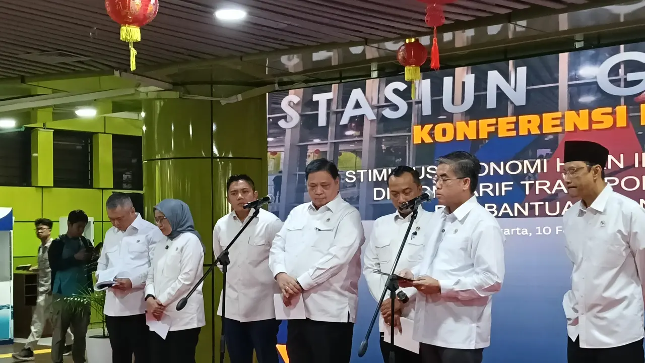 Menteri Ketenagakerjaan (Menaker) Yassierli dalam konferensi stimulus Lebaran di Stasiun Gambir, Jakarta, Selasa (10/2/2026). (Liputan6.com/Maulandy)