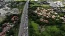 <p>Pantauan udara kemacetan di gerbang masuk tol Cikupa, Tangerang, Banten, Kamis (28/4/2022). Memasuki H-4 Hari Raya Idulfitri 1443 H atau Lebaran 2022, kendaraan pemudik dengan menggunakan kendaraan pribadi mengular di pintu tol Cikupa arah Merak. Kemacetan terjadi kurang lebih hingga dua km meter. (Liputan6.com/Angga Yuniar)</p>
<p> </p>