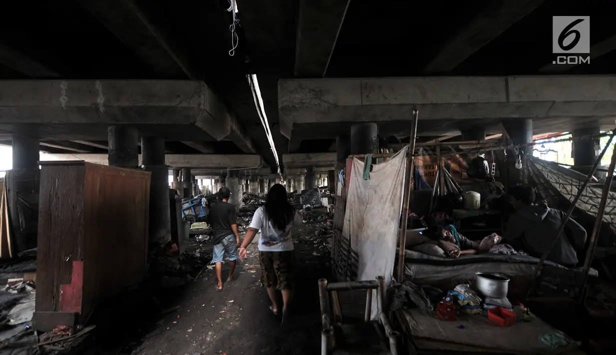 Aktivitas warga di permukiman kolong tol Tanjung Priok, Jakarta, Rabu (16/1). BPS mencatat persentase jumlah penduduk Indonesia miskin pada September 2018 sebesar 9,66 persen atau menurun 0,16 persen. (Merdeka.com/Iqbal S Nugroho)