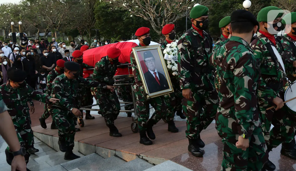 Anggota TNI mengiringi jenazah Menteri Pendayagunaan Aparatur Negara dan Reformasi Birokrasi (Menpan RB) Tjahjo Kumolo menuju lokasi pemakaman di Taman Makam Pahlawan Nasional, Kalibata, Jakarta, Jumat (1/7/2022). Menpan RB Tjahjo Kumolo meninggal dunia pada Jumat (1/7) sekitar pukul 11.10 WIB. (Liputan6.com/Helmi Fithriansyah)
